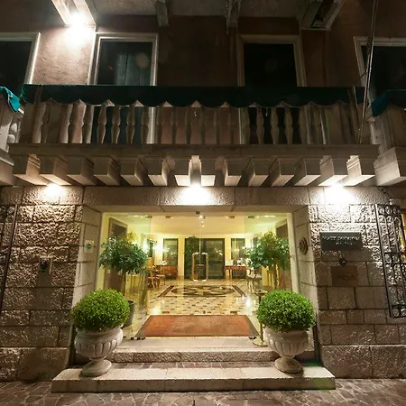 Sina Palazzo Sant'angelo Venedik